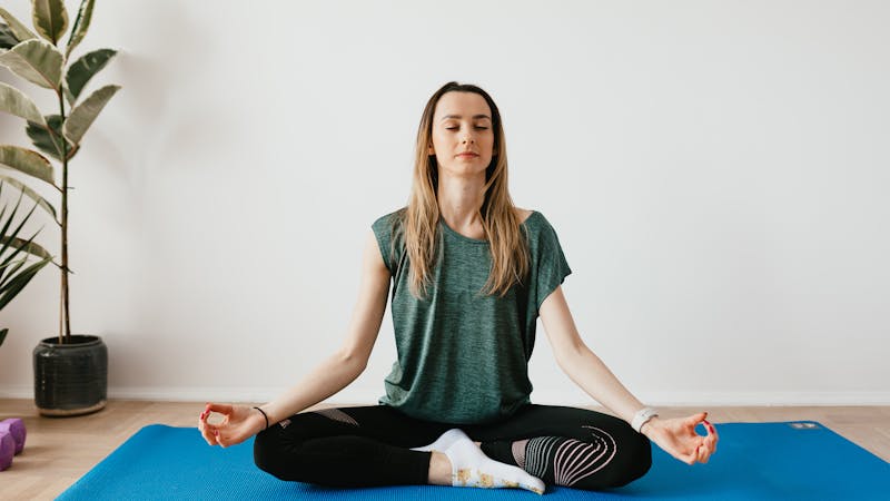 Person demonstrating good vs poor posture