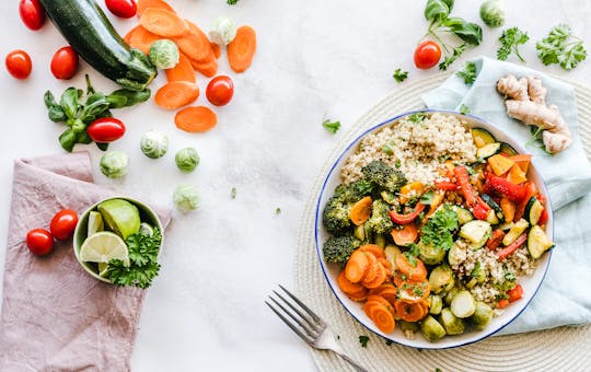 Healthy bowl of vegetables and whole grains for anti-inflammatory nutrition